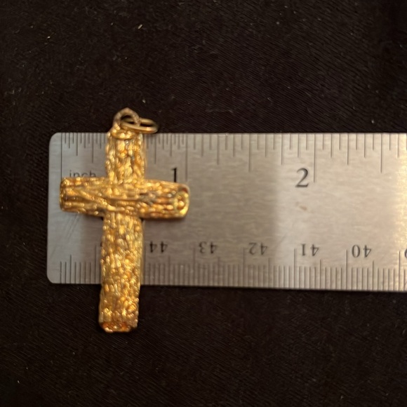 Tree bark, log cut styling on a gold plated sterling Crucifix - Picture 5 of 7